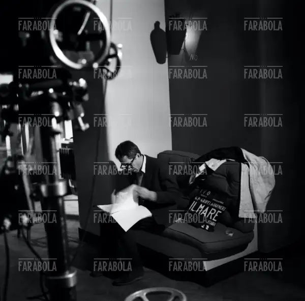 Giuseppe Patroni Griffi sul set del film Il Mare, 1962 - Farabola Immagine digitale