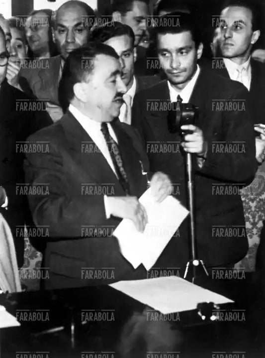 Giuseppe Romita proclama i risultati del referendum sulla Repubblica, Roma, 1946 - Farabola Immagine digitale