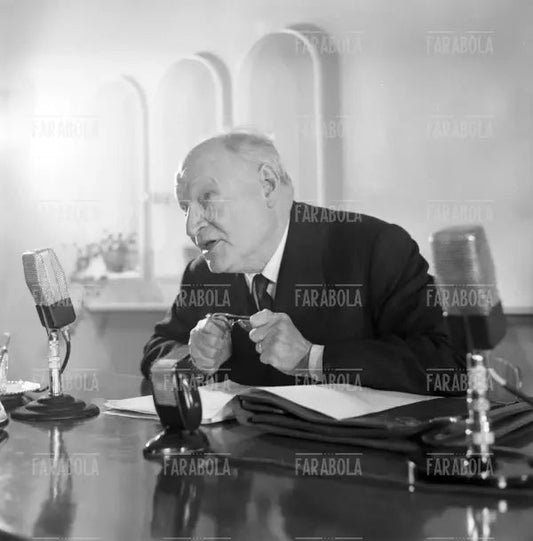 Giuseppe Ungaretti a una conferenza, 1967 - Farabola Immagine digitale