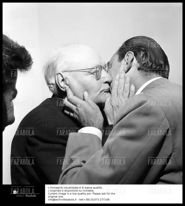 Giuseppe Ungaretti e Alberto Mondadori, 1957 - Farabola Immagine digitale