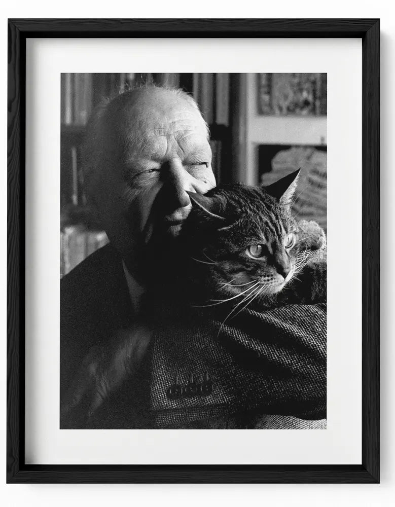 Giuseppe Ungaretti e il suo gatto, 1963 - Farabola Fotografia