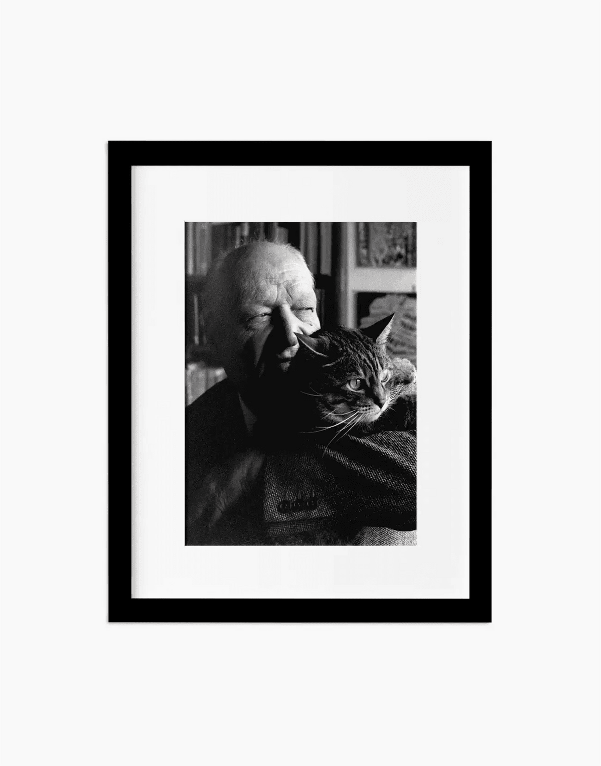 Giuseppe Ungaretti e il suo gatto, 1963 — stampa fine art con cornice nera