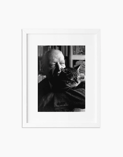 Giuseppe Ungaretti e il suo gatto, 1963 — stampa fine art con cornice bianca