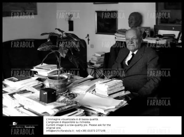 Giuseppe Ungaretti nella sua casa, Roma, 1963 - Farabola Immagine digitale