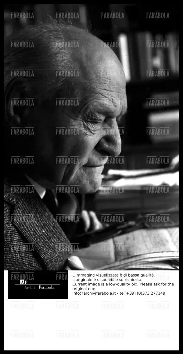 Giuseppe Ungaretti nella sua casa, Roma, 1963 - Farabola Immagine digitale