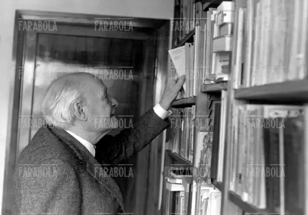 Giuseppe Ungaretti nella sua casa, Roma, 1963 - Farabola Immagine digitale