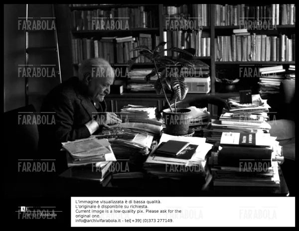 Giuseppe Ungaretti nella sua casa, Roma, 1963 - Farabola Immagine digitale