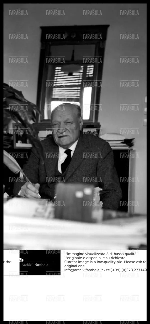 Giuseppe Ungaretti nella sua casa, Roma, 1963 - Farabola Immagine digitale