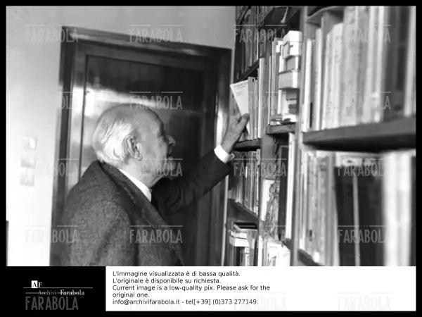 Giuseppe Ungaretti nella sua casa, Roma, 1963 - Farabola Immagine digitale