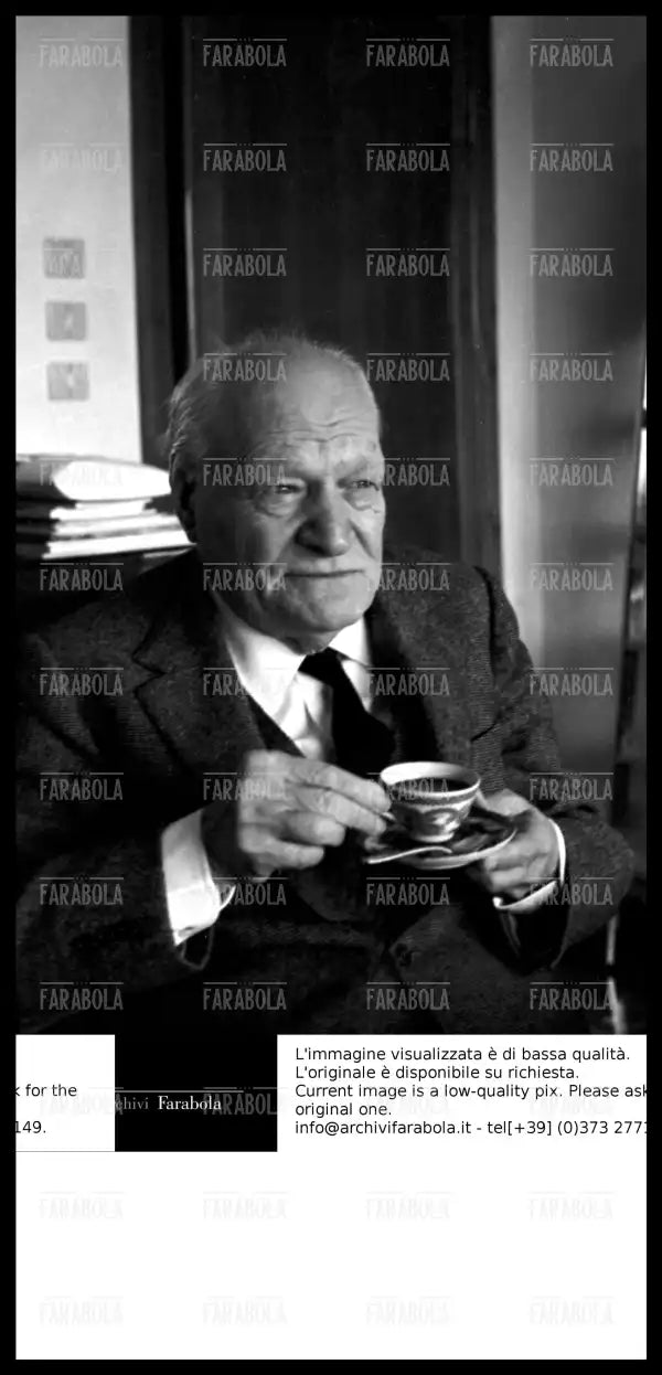 Giuseppe Ungaretti nella sua casa, Roma, 1963 - Farabola Immagine digitale