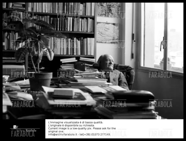 Giuseppe Ungaretti nella sua casa, Roma, 1963 - Farabola Immagine digitale