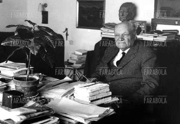 Giuseppe Ungaretti nella sua casa, Roma, 1963 - Farabola Immagine digitale