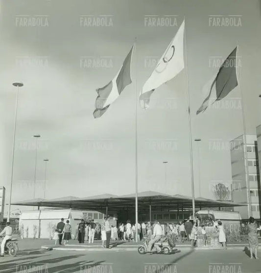 Gli atleti arrivano al Villaggio Olimpico, Olimpiadi di Roma, 1960 - Farabola Immagine digitale