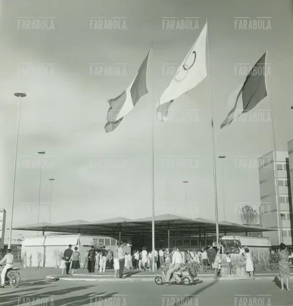 Gli atleti arrivano al Villaggio Olimpico, Olimpiadi di Roma, 1960 - Farabola Immagine digitale