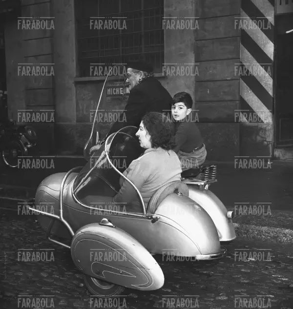 Gli Italiani in Vespa, 1951 - Farabola Immagine digitale