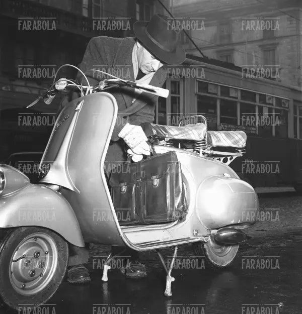 Gli Italiani in Vespa, 1951 - Farabola Immagine digitale