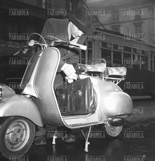 Gli Italiani in Vespa, 1951 - Farabola Immagine digitale
