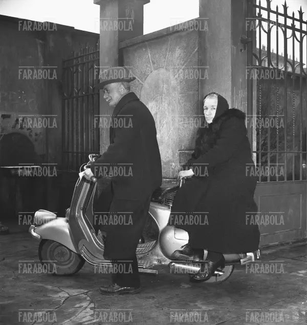 Gli Italiani in Vespa, 1955 - Farabola Immagine digitale