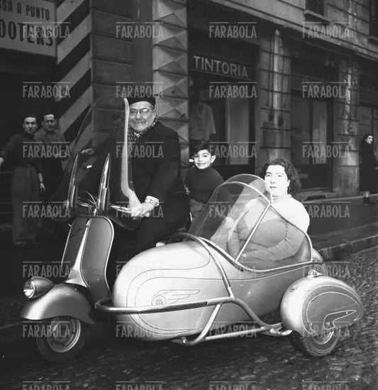 Gli Italiani in Vespa, 1955 - Farabola Immagine digitale