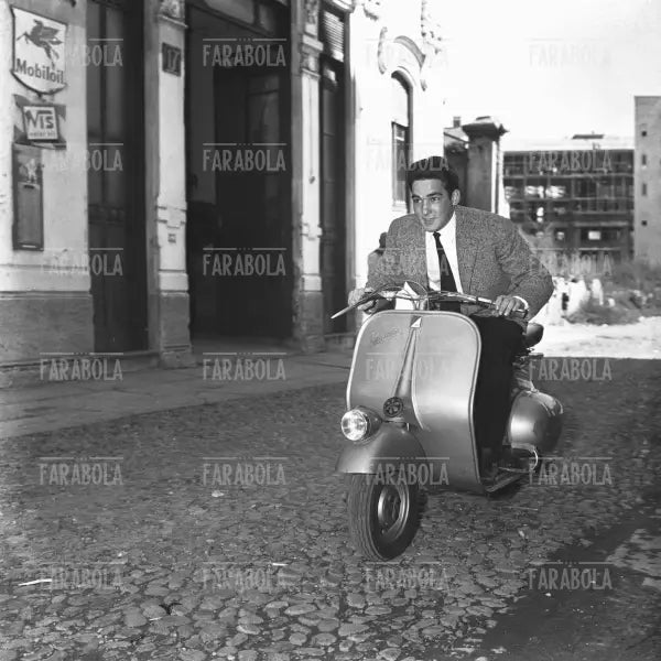 Gli Italiani in Vespa, 1955 - Farabola Immagine digitale