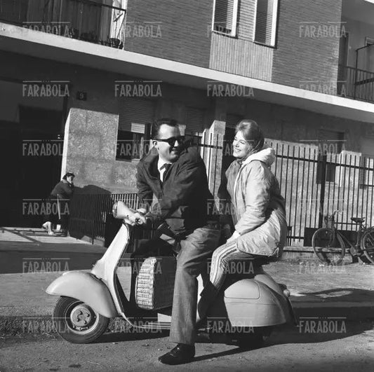 Gli Italiani in Vespa, 1960 - Farabola Immagine digitale