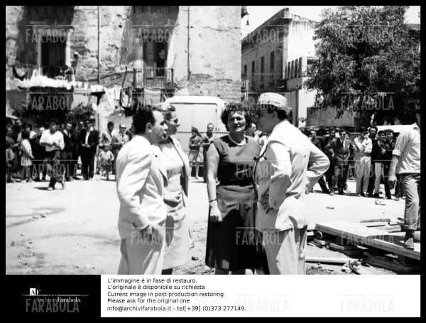 Goffredo Lombardo, Suso Cecchi d'Amico e Luchino Visconti sul set del film Il Gattopardo, 1962 - Farabola Immagine digitale