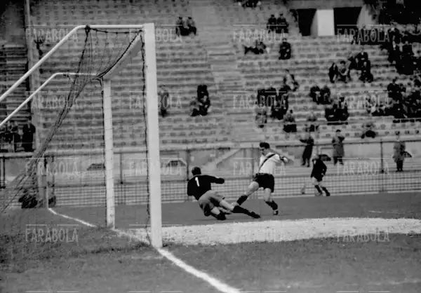 Gol di Angelillo, Inter vs Sampdoria, 1958 - Farabola Immagine digitale