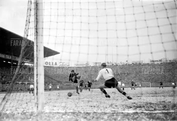 Gol di Benito Lorenzi, Inter vs Juventus, 1953 - Farabola Immagine digitale