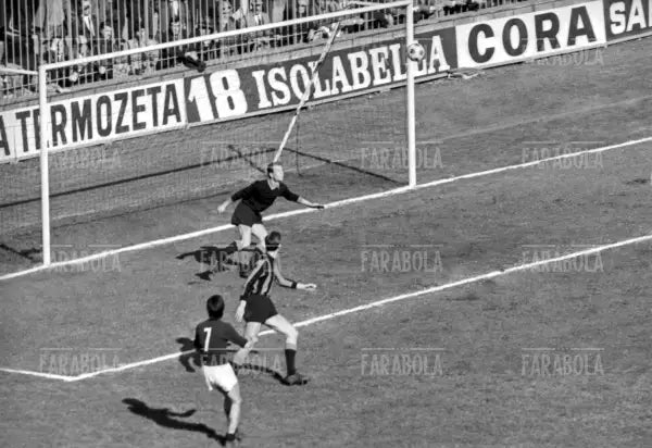Gol di Gigi Meroni che sorprende Facchetti e Sarti, Inter vs Torino, 1967 - Farabola Immagine digitale