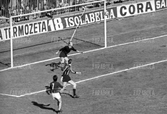 Gol di Gigi Meroni che sorprende Facchetti e Sarti, Inter vs Torino, 1967 - Farabola Immagine digitale