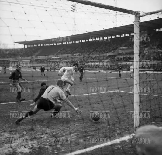 Gol di Gigi Meroni, partita Torino - Cagliari, 1964 - Farabola Immagine digitale
