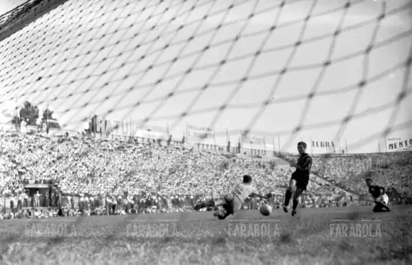Gol di Giorgio Armano, Inter vs Triestina, 1951 - Farabola Immagine digitale