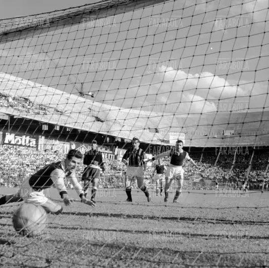 Gol di Gunnar Nordhal, Milan vs Spal, 1955 - Farabola Immagine digitale