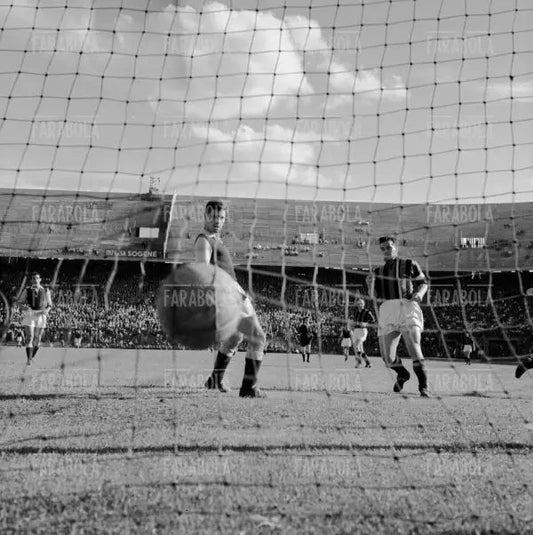 Gol di Gunnar Nordhal, Milan vs Spal, 1955 - Farabola Immagine digitale