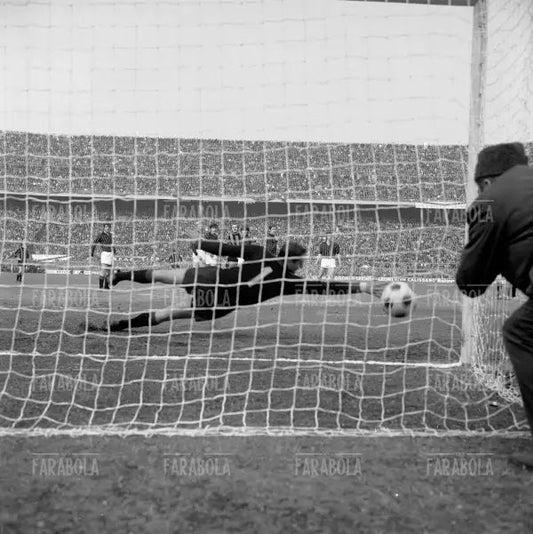 Gol di Mario Corso su Fabio Cudicini, Inter vs Milan, 1971 - Farabola Immagine digitale