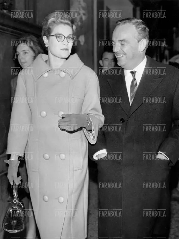 Grace Kelly e il principe Ranieri III di Monaco in via Montenapoleone, Milano, 1960 - Farabola Immagine digitale