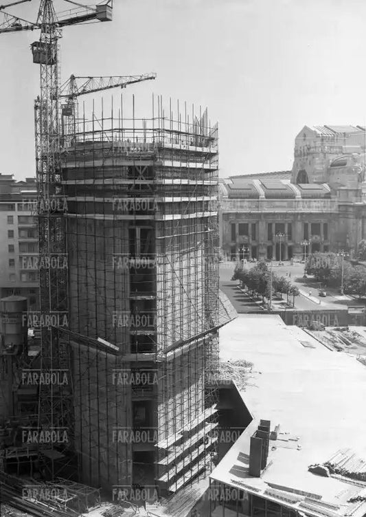 Grattacielo Pirelli in costruzione, Milano, 1957 - Farabola Immagine digitale