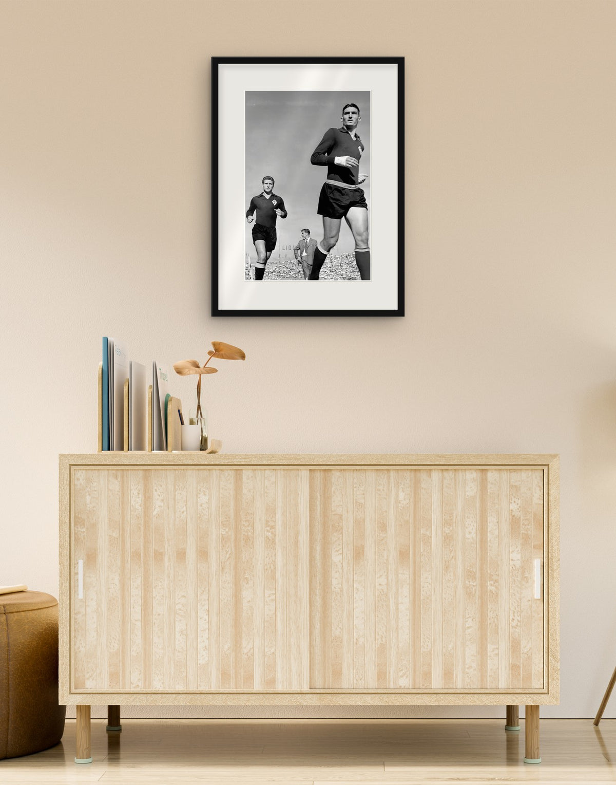 Fine-Art-Druck von „Gratton und Julinho, Fiorentina, 1956“ mit schwarzem Rahmen und Passepartout, im Wohnzimmer über einer Anrichte aufgehängt