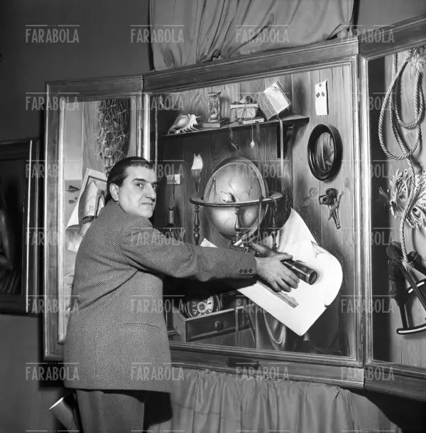 Gregorio Sciltian con una delle sue opere, Milano, 1953 - Farabola Immagine digitale