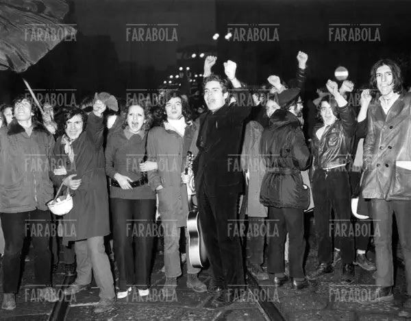Gruppo di anarchici durante una manifestazione, Milano, 1970 - Farabola Immagine digitale