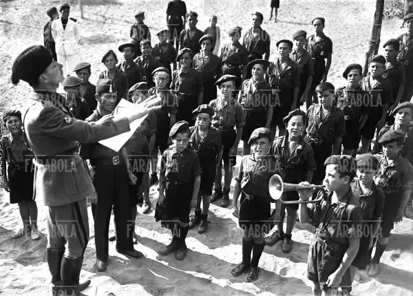 Gruppo di ragazzi della Falange spagnola impara l'inno Giovinezza, Ostia, 1937 - Farabola Immagine digitale