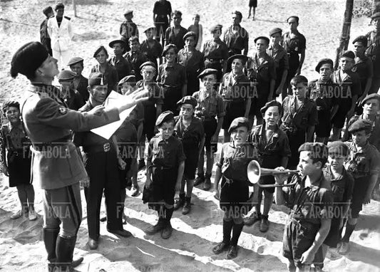 Gruppo di ragazzi della Falange spagnola impara l'inno Giovinezza, Ostia, 1937 - Farabola Immagine digitale