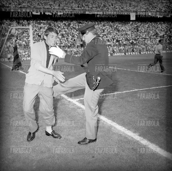 Guardia colpisce un tifoso con una pedata, Inter vs Lazio, 1966 - Farabola Immagine digitale