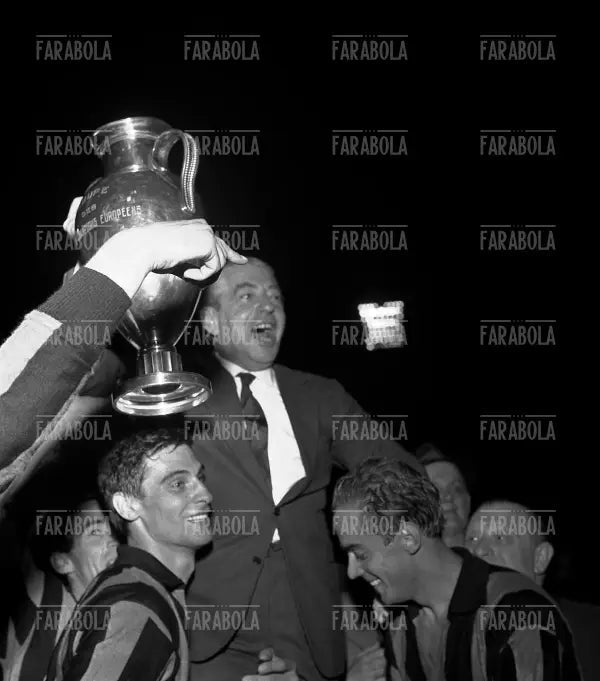 Guarneri e Suarez con Angelo Moratti festeggiano la Coppa dei Campioni, 1964 - Farabola Immagine digitale