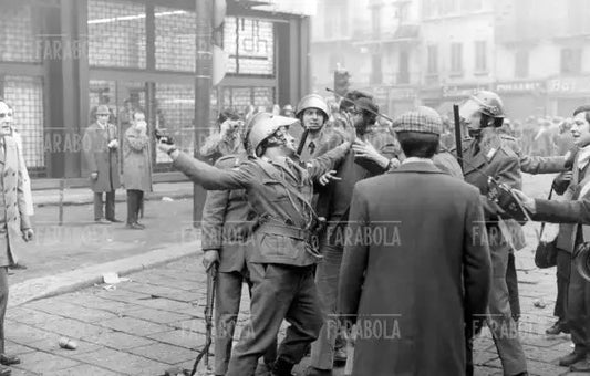 Guerriglia a Milano, 1972 - Farabola Immagine digitale