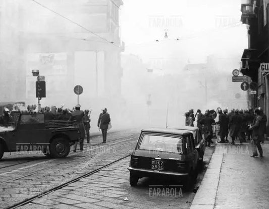 Guerriglia a Milano, 1972 - Farabola Immagine digitale