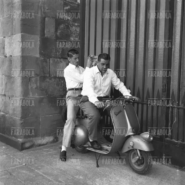 Gunnar Nordhal e Juan Alberto Schiaffino in vespa, Milano, 1954 - Farabola Immagine digitale