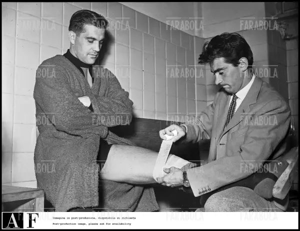 Gunnar Nordhal e Walter Chiari negli spogliatoi di San Siro, Milano, 1951 - Farabola Immagine digitale