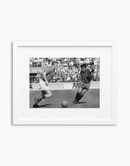 Haller e Cinesinho, Bologna-Catania 1964 — stampa fine art con cornice bianca