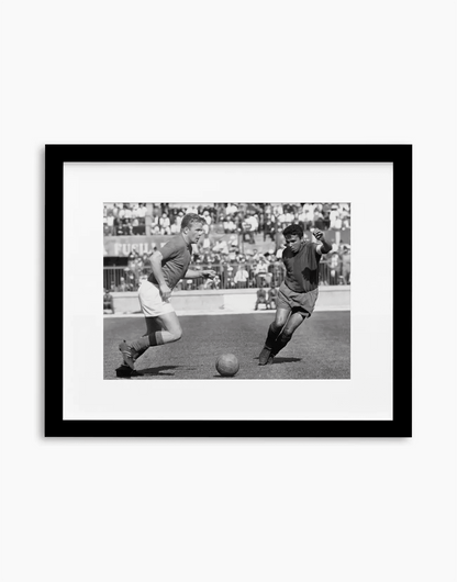 Haller e Cinesinho, Bologna-Catania 1964 — stampa fine art con cornice nera